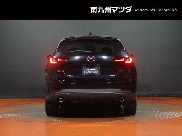 【ボディカラー：ジェットブラックマイカ】光沢感があり、角度によっては青みがかったように見えるのが特徴です。日が沈んだ夜になると深みが増し、高級感あふれるエクステリアを演出します。
