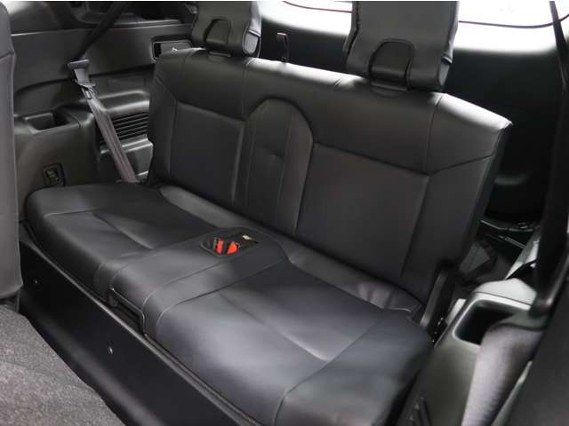 サードシート使用で最大7名乗車可能