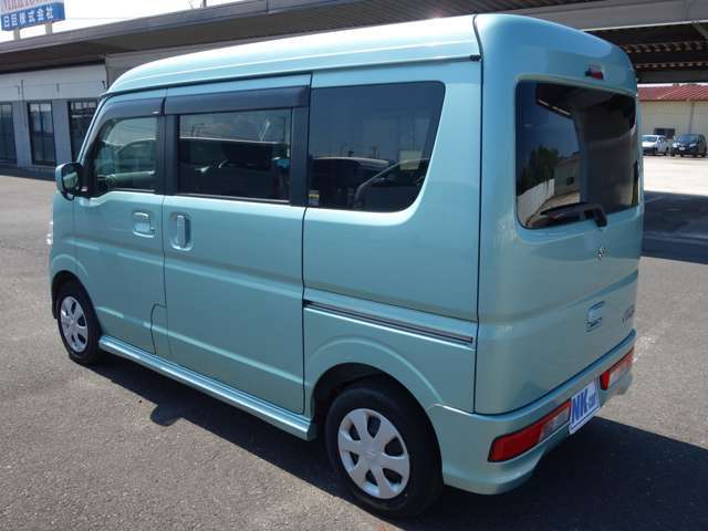 カーフィルム施工も承っております。お客様の愛車をドレスアップしてみませんか。お好みの濃さをお選びいただけます。詳細はスタッフまでお問い合わせください。