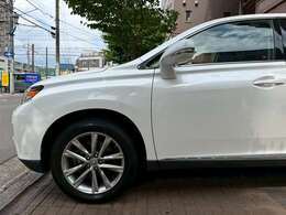 シャープな造形で高級感を演出！