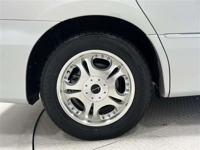 タイヤサイズは225/60R17！（標準サイズは215/60R17）納車前の点検時にタイヤ交換させていただきます！社外アルミホイール！アルミホイールに傷みがあります。