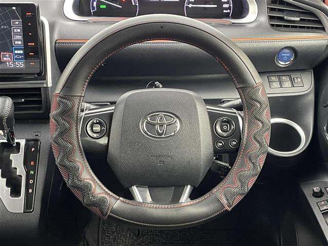 【ステアリング】軽い力で扱いやすいハンドルです。目立つ傷やスレなどなく綺麗な状態です！除菌プランいれていただくとさらに快適に！清潔なお車はお子様にも安心ですね！