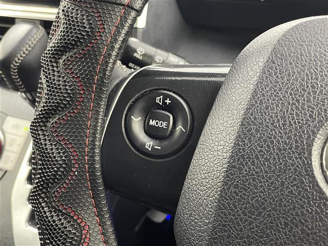 【ステアリングスイッチ】手元のボタンから、オーディオやナビなどの操作ができるので、よそ見をせずに安全に運転に集中できます！