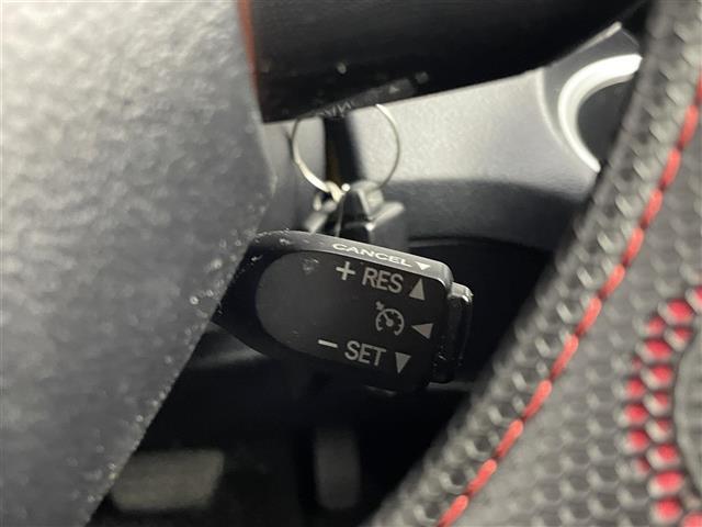 【クルーズコントロール】高速道路で便利なクルーズコントロールも装着済み。アクセルを離しても一定速度で走行ができる装備です。加速減速もスイッチ操作でOKです。