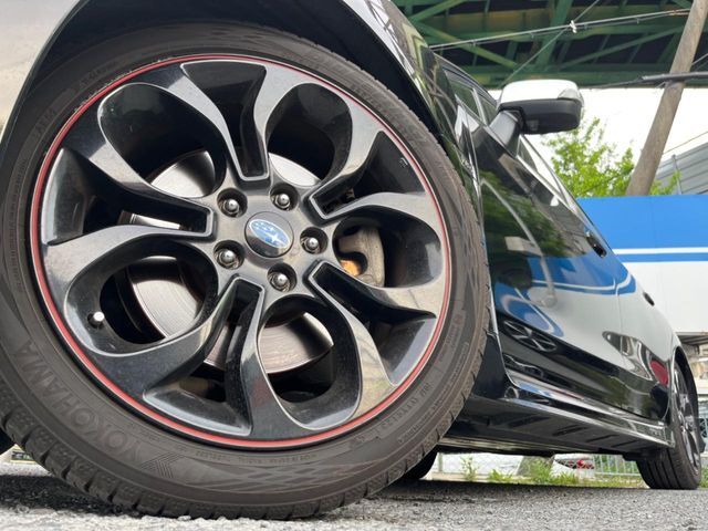 【純正オプション18インチアルミホイール】純正オプションホイールを装着。走行性能の向上に加え、外観もよりスタイリッシュになっています。