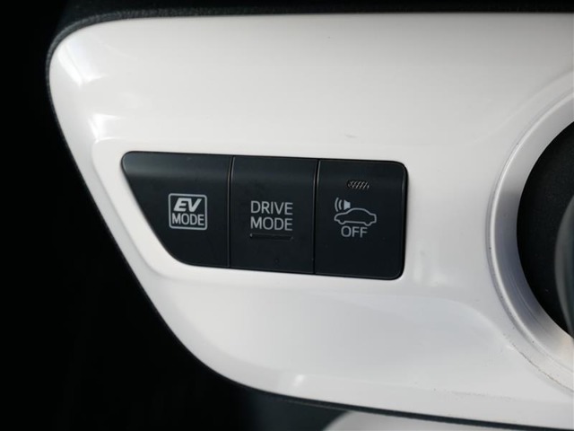 EV・ドライブモードスイッチ　車両接近通報一時停止スイッチ（通常EVモードで走行中は車から音がしないので、歩行者に接近を知らせる音を出します）