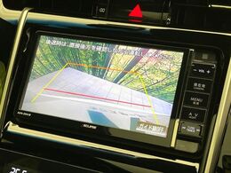 【バックカメラ】駐車時に後方がリアルタイム映像で確認できます。大型商業施設や立体駐車場での駐車時や、夜間のバック時に大活躍！運転スキルに関わらず、今や必須となった装備のひとつです！