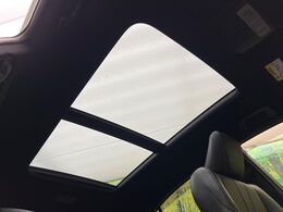 【サンルーフ】開放感たっぷりの希少装備、サンルーフが装着されています！車内に明かりを取り入れたり景色を楽しむ以外にも、車内の空気も簡単に換気できて快適です！