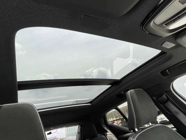 チルトアップ機構付き電動パノラマ・ガラス・サンルーフが解放的な車内空間を実現します。電動サンブラインドを備えているため、日差しの強い日も安心です。