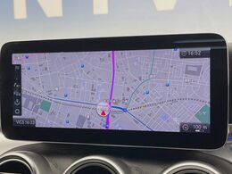●純正ナビ:一体感のあるナビは、高級感ある車内を演出してくれます。オーディオ機能も充実しておりますので、運転もより楽しめます♪