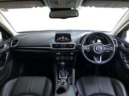 コックピットにある操作機器、情報などすべての要素をドライバー中心に左右対称に配置し、同時にそれらがドライバーに正対する造形とすることで、人とクルマの一体感を感じさせます。