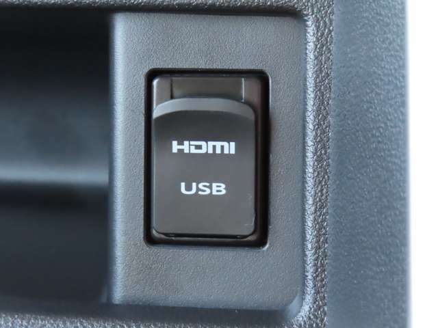 USBとHDMIコードを接続可能！スマホ等と接続可能！