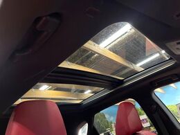 【パノラマルーフ】大型のガラスルーフ搭載で車内の解放感が一気にアップ！開放的なドライブをお楽しみいただけます。