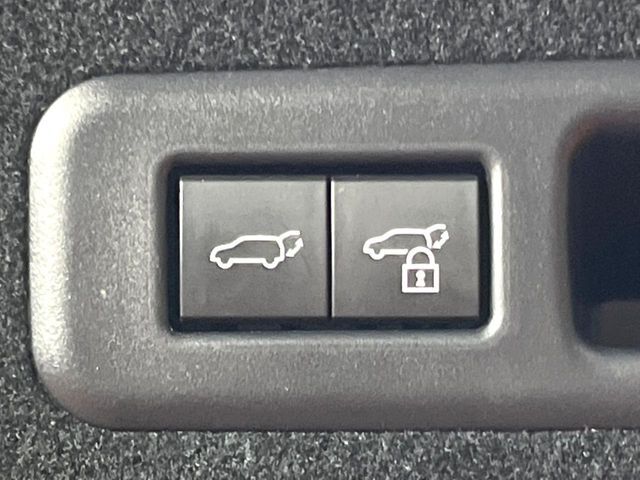 【パワーバックドア】スマートキーや運転席のボタンを押すだけでリアゲートが自動で開閉します！荷物を持っている時や、高い位置にあるバックドアを閉める際に便利な機能です♪