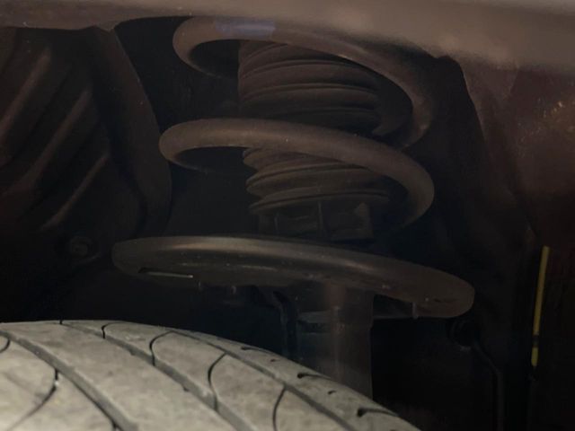 お車を安心してお乗りいただく為には、足回りの定期点検が欠かせません。サービスサポート（有償保証）では無料点検もご提供しており、安心のカーライフをお過ごしいただけるサポート体制が整っています。