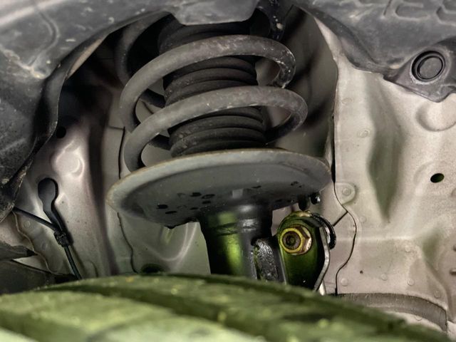 お車を安心してお乗りいただく為には、足回りの定期点検が欠かせません。サービスサポート（有償保証）では無料点検もご提供しており、安心のカーライフをお過ごしいただけるサポート体制が整っています。