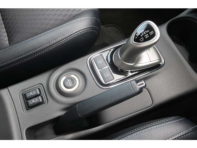 セレクトレバー　チャージ、セイブスイッチ　4WDスイッチ　駐車ブレーキ　シートヒーター　ドリンクホルダー