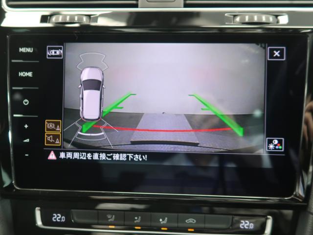 ギアをリバースに入れると車両後方の映像を映し出します。画面にはガイドラインが表示され、車庫入れや縦列駐車などの際に安全確認をサポートします。