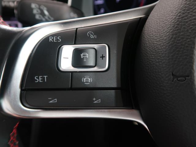 ◆クルーズコントロールにレーダーセンサーを組み合わせ、先行車を測定し設定されたスピードを上限に自動で加減速を行います。一定の車間距離を維持することで、長距離走行でのドライバーの疲労を低減させます。