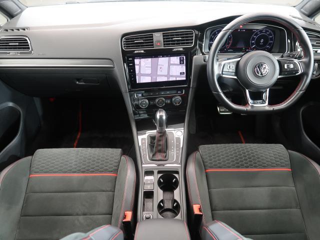 シンプルなデザインと一目でわかるスイッチの配置はPeoples　Car＝みんなの車という考えの現れです。各スイッチにはバックライトもついており、夜間でも安全に操作して頂けます。