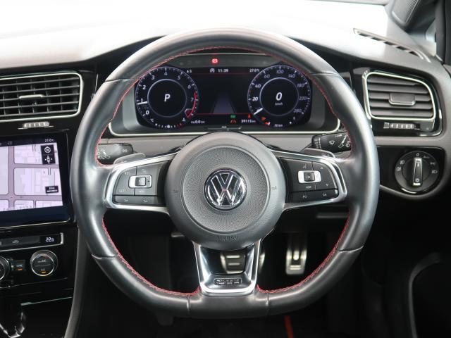 Volkswagen全車共通の上質な本革を使用した手触りのしっとりとしたステアリングです。唯一素肌が触れるハンドルは上位モデルと同じ握り心地になっております。