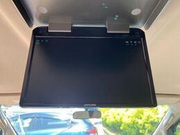 【フリップダウンモニター】家族や友人とお出かけする機会が多い方に大人気のフリップダウンモニター！大画面モニターで車内はエンタメ空間！退屈しがちな長距離ドライブも楽しい時間に変わります！