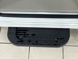 【電動サイドステップ】車高の高いお車でも、これがあれば小さいお子様の乗り降りも楽々♪スライドドアと連動して作動する為、煩わしい操作は不要です！