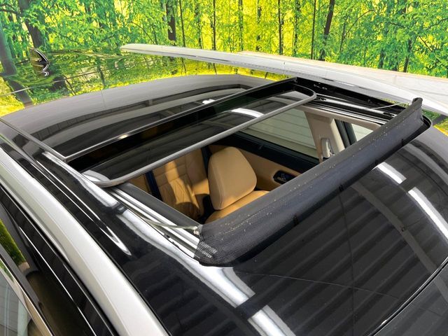 【サンルーフ】開放感たっぷりの希少装備、サンルーフが装着されています！車内に明かりを取り入れたり景色を楽しむ以外にも、車内の空気も簡単に換気できて快適です！