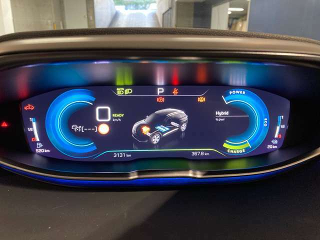 ドライブ中の情報は、グラフィカルな3D デジタルで表示。重要性や緊急性に応じて2 段階のレベルで見やすく表示するため、ドライバーは必要な情報を瞬時に読み取ることができます。