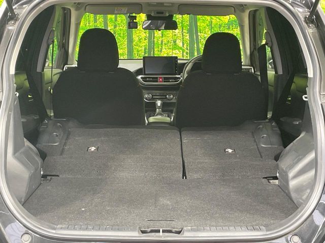 後席を格納すると、これだけの広さが！シーンに合わせたシートアレンジで、大きな荷物も積むことが出来ます♪