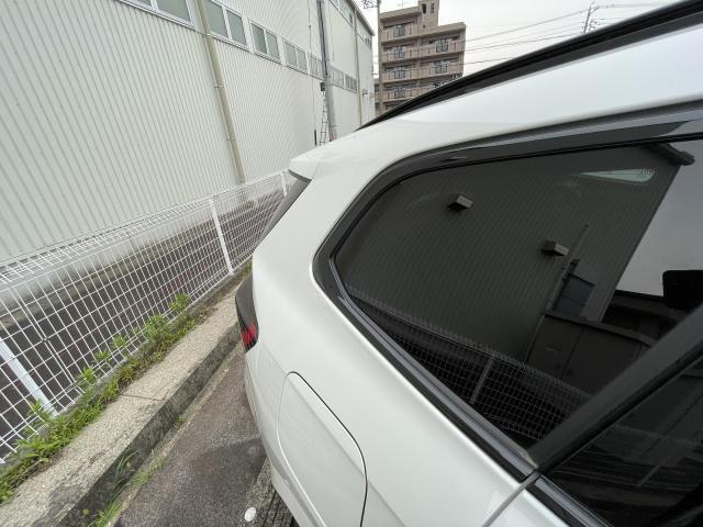 後席のウィンドウモール後方が斜め上に跳ね上がり、折り返して天井へと進んでいくデザインです。1961年から採用し続け受け継がれるデザインアイコンの一つです。