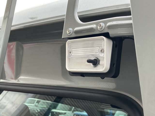 暗い夜道や雨の日でも明るく照らしてくれます！