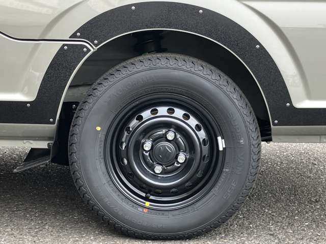 純正ホイールを装着しております。車両に関してのご質問は、スタッフまでお気軽にお問合せ下さい！TEL：0439-88-6662