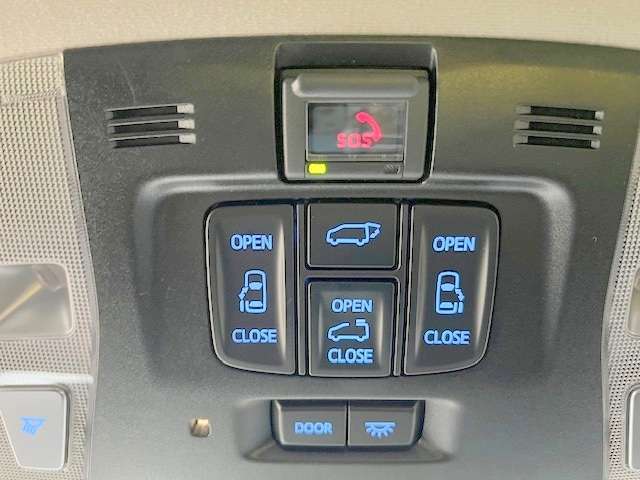 両側自動ドアのスイッチも運転席上部にあります！安全確認をしながらの操作が出来ますので、小さなお子様がいても安心ですよ！