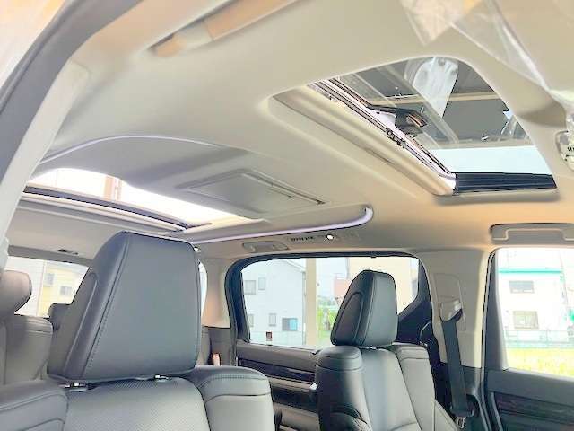 ツインムーンルーフ付きのお車は希少です！開放感があり大人気の装備です！お探しの方はお早めにどうぞっ！