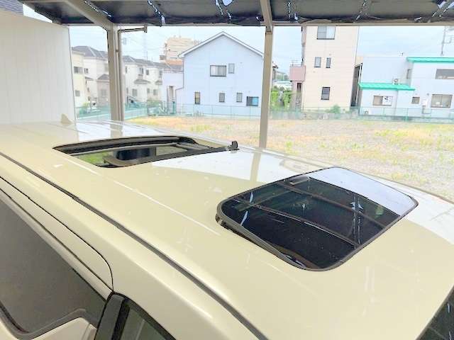 ツインムーンルーフ付きのお車は希少です！開放感があり大人気の装備です！お探しの方はお早めにどうぞっ！