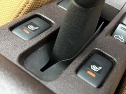 【前席シートヒーター】寒い日に重宝するシートヒーター！エアコンより早く温まってくれるので寒がりの人も安心ですね♪エアコンの温風は乾燥するから苦手、という方にもをおすすめです。