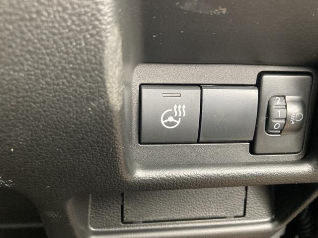 【ステアリングヒーター】ドライバーの冷えた手を素早く温めることで、運転し始めの快適性を向上。ステアリングは温まり過ぎないように自動でON/OFFを切り替える調整機能付きです。