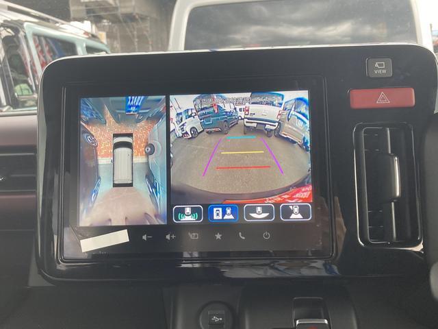 車の前後左右に4つのカメラを設置することで真上からの視点やサイド、バックといったドライバーの様々な視界をサポートします。