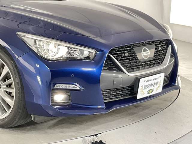 ヘッドランプ・フォグランプは【LED】ですので、見た目も明るさもバッチリ☆ 後期モデルの大開口バンパーが、実に精悍でスカイラインらしいですよね♪