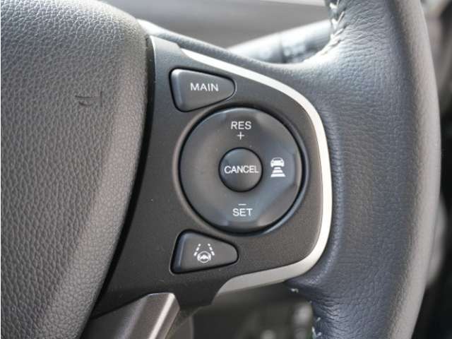 【アダプティブクルーズコントロール】予め設定した車速内でクルマが自動的に加減速。前走車との適切な車間距離を維持しながら追従走行します。【LKAS】車線維持支援システムでステアリング操作を支援。