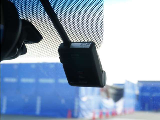 ◆ドライブレコーダー◆映像・音声などを記録する自動車用の装置です。　もしもの事故の際の記録はもちろん、旅行の際の思い出としてドライブの映像を楽しむことができます。