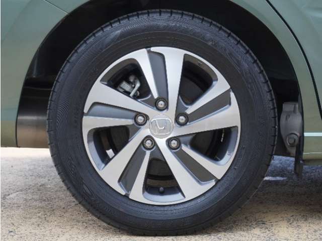 アルミホイール装着車です！これで足元まわりもおしゃれにきまります！