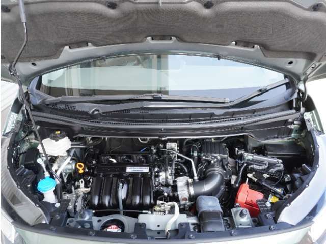 エンジンは車の心臓部分です。このエンジンルームが汚いとトラブルの基になります。当店は専用の液剤を使って徹底的に綺麗にします。