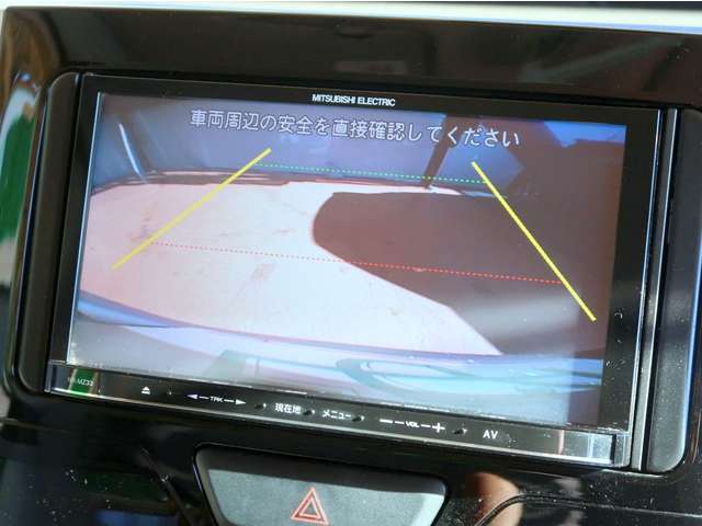 バックカメラがついて後方確認が簡単にできます！苦手としている車庫入れ等も安心して出来ますね！凄く需要の高い装備ですので、最初から付いていれば言う事なしですよね！？