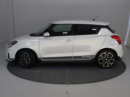 専用ホイールがカッコイイ！側面から見ても美しいスイフトスポーツです。