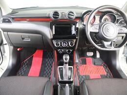 ブラックな内装に映える赤いアクセント☆乗り込むだけで高揚感を高めてくれます♪