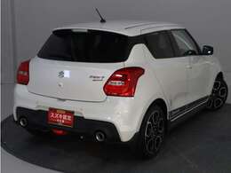 特徴的なツインマフラーはコンパクトカーながらアグレッシブな印象。モータースポーツのDNAを彷彿とさせます。