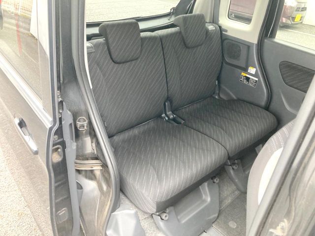 広々とした2列目シートは居住性が高く、居心地も快適！友達や家族とのお出かけにぴったりです。ベビーシートやチャイルドシート使用時も快適にお過ごしいただける十分な空間を確保しています。