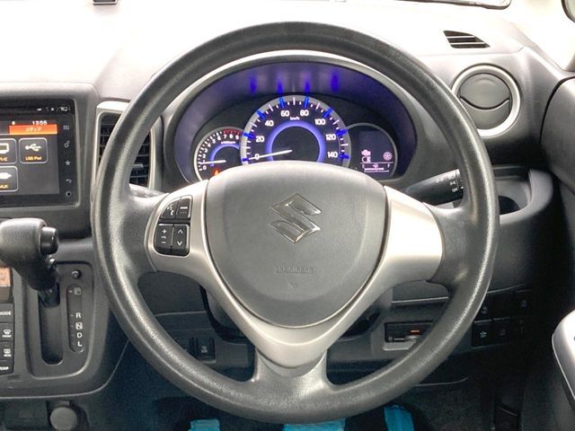 インテリアに合わせたデザインのステアリングは、運転される方のことも考え、運転しやすい形状、大きさです。是非一度、実際に触ってお確かめください。